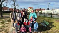 Kinder der Kita 'Kleine Siedler' erhalten neuen Krippenwagen dank großzügiger Spenden