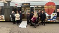 Barrierearmes Reisen in Halberstadt: HVG nimmt neue Klapprampen an Straßenbahnen in Betrieb