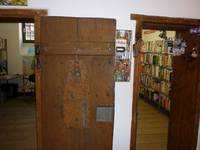 Blick in die ehemaligen Gefängniszellen, Kinderbibliothek