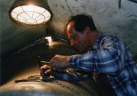 Johann-Peter Hinz arbeitet an der größten Glocke des Domgeläutes. Die mit der Arche Noah verzierte Glocke trägt die Handschrift des Künstlers – 1999.