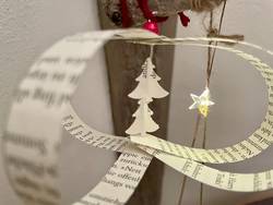 Baumschmuck selbstgebastelt [(c): Stadtbibliothek 'Heinrich Heine']