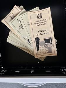 Mit uns in`s Internet mehrere Flyer in einer Schublade