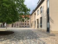 Innenhof der Stadtverwaltung mit Blick auf die Stadtbibliothek [(c) Stefanie Hahn]