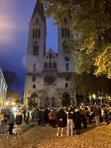 Anlässlich des Erinnerns an die Schrecken der Reichsprogromnacht fanden sich viele Halberstädterinnen und Halberstädter zum Gedenken an den 'Steinen der Erinnerung' am Dom zu Halberstadt ein