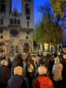 Anlässlich des Erinnerns an die Schrecken der Reichsprogromnacht fanden sich viele Halberstädterinnen und Halberstädter zum Gedenken an den 'Steinen der Erinnerung' am Dom zu Halberstadt ein