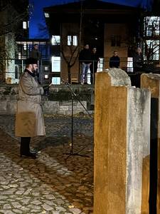 Anlässlich des Erinnerns an die Schrecken der Reichsprogromnacht fanden sich viele Halberstädterinnen und Halberstädter zum Gedenken an den 'Steinen der Erinnerung' am Dom zu Halberstadt ein