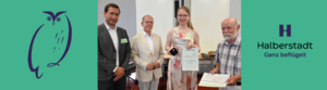 Dr. Corinna Langebrake erhält aus den Händen von Frank-Ulrich Schmidt und in Anwesenheit von Dr. Volker Bürger und Daniel Szarata den „Silbernen Uhu“