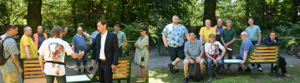 Gemeinsam stark: Alle Beteiligten des Projekts nehmen auf einer der neuen Picknickbänke am Enten-teich Platz – sichtbarer Ausdruck für gelungene Zusammenarbeit, handwerkliches Können und Engagement für Halberstadt. ©Stadt Halberstadt, Holger Wegener