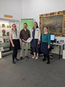 Dr. Antje J. Gornig, Dr. Claudia Brandt und Kristin Houschka übergeben den Zwischenbericht an an Mathias Deinert vom DZK. ©Stadt Halberstadt, 22.08.2025 Dr. Antje J. Gornig, Dr. Claudia Brandt und Kristin Houschka übergeben den Zwischenbericht an an Mathias Deinert vom DZK. ©Stadt Halberstadt, 22.08.2025