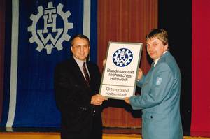 29.06.1991, Staatssekret&auml;r Lintner &uuml;berreichte dem THW-Ortsbeauftragten f&uuml;r Halberstadt, Herrn Bartholmeus, das Ortsverbandschild &copy;Archiv THW OV Halberstadt, Foto: Hr. Hilberath)