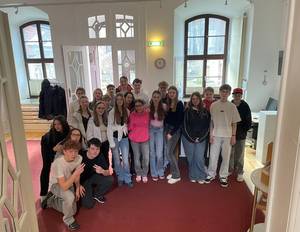 Die Klasse 8b der Schule 'Am Gr&ouml;pertor' bei der &Uuml;bergabe der Karikaturen. &copy;Städtisches Museum/Alexandra Runschke