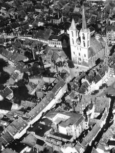 Luftaufnahme mit Blick auf Martinikirche, Hoher Weg, Schmiedestra&szlig;e, Domplatz und Holzmarkt vor 1945. &copy;Städtisches Museum Halberstadt.
