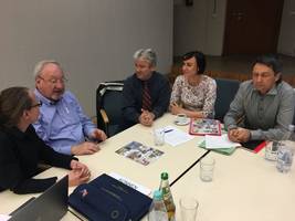 (von rechts) Ulf Wöckener, Referatsleiter im Ministerium für Umwelt, Landwirtschaft und Energie, Katja Kratzius, Teamleiterin Gemeindeangelegenheiten und Holger Werkmeister aus Langenstein beim Workshop in München im Gespräch mit Charles Konnen, Vorsitzender der Jury im Wettbewerb um den Europäischen Dorferneuerungspreis, und seiner Mitarbeiterin. [(c): Pressestelle Halberstadt]