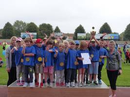 Mädchen und Jungen der Kita „Zum Ententeich“ glänzten mit den besten sportlichen Leistungen in der Gruppenwertung und freuten sich riesig über den Siegerpokal. © Stadt Halberstadt, Pressestelle