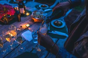 [(c): 25_walking_dinner_pixabay.jpg]