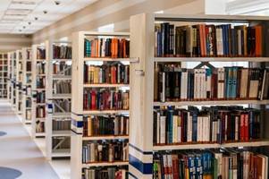 [(c): https://pixabay.com/de/photos/bibliothek-buch-lesen-bildung-488690/]