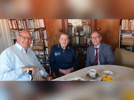 Stadtratspräsident Dr. Volker Bürger (rechts) und Arnfried Müller (links) überbrachten ihre Glückwünsche persönlich ©Stadtmarketing/Öffentlichkeitsarbeit