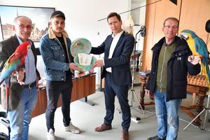 Übergabe der stolzen Spendensumme von 700 Euro durch die Brüder Bussenius und Richard Bleyer an Oberbürgermeister Daniel Szarata ©Stadt Halberstadt, Pressestelle Übergabe der stolzen Spendensumme von 700 Euro durch die Brüder Bussenius und Richard Bleyer an Oberbürgermeister Daniel Szarata ©Stadt Halberstadt, Pressestelle