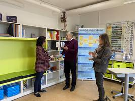 Die ehemalige Schulleiterin Eva- Maria Ganso erhält aus den Händen Friedhelm Käpnick, Mathedi-daktik Professor und Mandy Fuchs, Wissenschaftliche Mitarbeiterin des LemaS Wissenschaftsteam die Siegerurkunde und den Preis des Lemasforschungsverbandes ©Stadtmarketing/Öffentlichkeitsarbeit