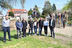 Kinder der Diesterweg-Grundschule freuen sich über neue Spielgeräte Kinder der Diesterweg-Grundschule freuen sich über neue Spielgeräte