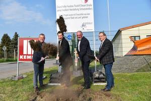 Den Spatenstich zum Umbau der Rudolf-Diesel-Straße nahmen Oberbürgermeister Daniel Szarata, Thomas Krüger MdL und die Geschäftsführer Prof. Dr. Rainer Gerloff und Thomas Valentin vor Den Spatenstich zum Umbau der Rudolf-Diesel-Straße nahmen Oberbürgermeister Daniel Szarata, Thomas Krüger MdL und die Geschäftsführer Prof. Dr. Rainer Gerloff und Thomas Valentin vor