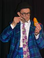 Andy Clapp-Comedy Zauberei mit einem bisschen Jonglage.