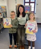 Glückliche Sieger in der Stadtbibliothek