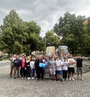 Freuen sich über die gemeinsame Aktion (v.l.n.r.)  Mario Schumann, Mitarbeiter Tiefbau Stadt Hal-berstadt, Herr Nossal und Herr Kramer, beide AWH, Lehrerin Frau Schofield, die Schülerinnen und Schüler der 8. Klasse des Martineums sowie der Geschäftsführer der AWH Thomas Valentin (vorn) ©Stadt Halberstadt