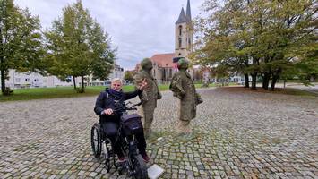 Hans-Jürgen Rohe rollt durch Halberstadt ©Tourist Information Halberstadt Hans-Jürgen Rohe rollt durch Halberstadt ©Tourist Information Halberstadt