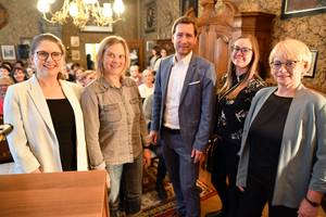 Sarah Schulze, Landesbeauftragte für Frauen- und Gleichstellungspolitik des Landes Sachsen-Anhalt, Maike Offel vom Frauenzentrum Lilith, Oberbürgermeister Daniel Szarata sowie die Gleichstellungsbeauftragten Carolin Timplan und Elke Selke freuen sich über den Auftakt der1. Halberstädter Frauenwoche © Stadt Halberstadt / Holger Wegener dsc 8249 kopie