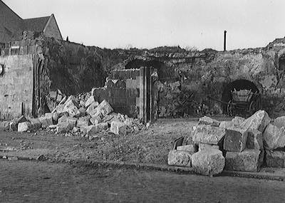 Holzmarkt, Ruine Rathaus Westseite mit Kellergewölbe, 20. April 1952 F 03042
