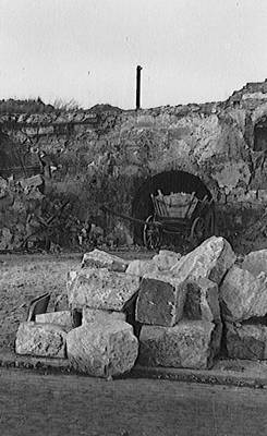 Holzmarkt, Ruine Rathaus Westseite mit Kellergewölbe, 20. April 1952 F 03042 1