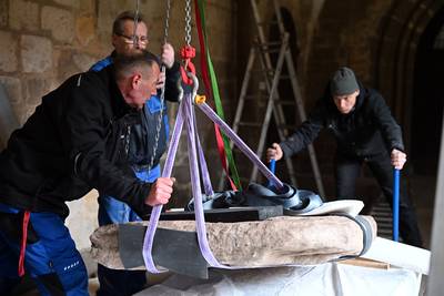 'Menhir von Dingelstedt'  auf dem Weg ins Landesmuseum f&uuml;r Vorgeschichte. &copy;Holger Wegener