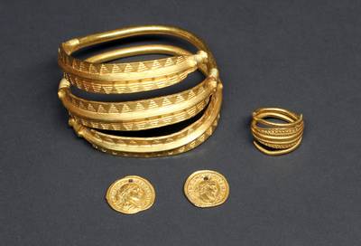 Emerslebener Grabbeigaben aus Gold, Photostudio Mahlke 01 Beigaben aus Gold Grab 1 und 2 Photostudio Mahlke (c) Städtisches MuseumHBS