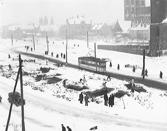 Holzmarkt ehemaliger Standort Rathaus nach Abriss, Verfüllung der Keller, 8. Januar 1958 F 09205
