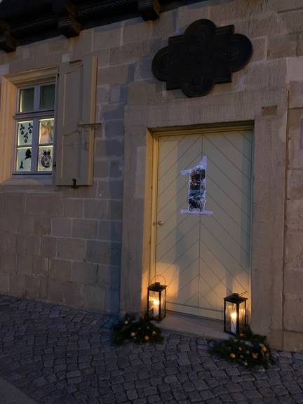 Haustür 1 mit Kerzen an