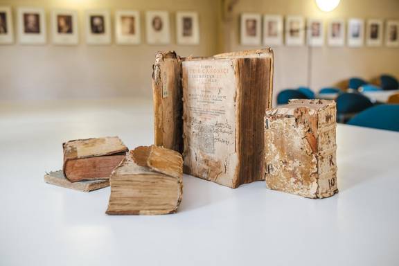 geschädigte Bücher, Foto Jan Arndt