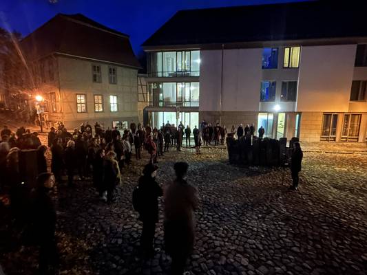 Anlässlich des Erinnerns an die Schrecken der Reichsprogromnacht fanden sich viele Halberstädterinnen und Halberstädter zum Gedenken an den "Steinen der Erinnerung" am Dom zu Halberstadt ein © Stadt Halberstadt fotogedenken9744