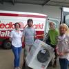 (von links) Anja Bors vom Mediamarkt, Tiergartenleiter David Neubert, Tierpfleger Florian Hartmann und Daniela Groß beim Aufladen der Waschmaschinen-Spende in den Transporter des Tiergartens.