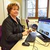 Cornelia Woiczinsky zeigt das neue Programmheft
