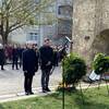 Stadtratspräsident Dr. Volker Bürger (links) und Oberbürgermeister Daniel Szarata (rechts) legen in Gedenken an den 8. April 1945 einen Kranz an der Ruine der Franzosenkirche nieder.