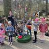 Die Kinder der Waschbärengruppe der Kita Waldblick 2 schmücken die Osterbirke am Eingang des Halberstädter Tiergartens für das Osterfest am Sonntag.