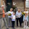 Thomas Gethe vom Kneipp Landesverband Sachsen-Anhalt überreicht der Leiterin Steffi Schmolke das Zertifikat. Die Erzieherinnen Steffi Köhler  und Gabi Ermes  freuten sich mit den ABC-Schützen Sanjo und Ella