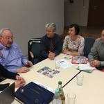 (von rechts) Ulf Wöckener, Referatsleiter im Ministerium für Umwelt, Landwirtschaft und Energie, Katja Kratzius, Teamleiterin Gemeindeangelegenheiten und Holger Werkmeister aus Langenstein beim Workshop in München im Gespräch mit Charles Konnen, Vorsitzender der Jury im Wettbewerb um den Europäischen Dorferneuerungspreis, und seiner Mitarbeiterin. [(c) Pressestelle Halberstadt]