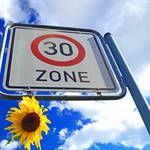 Verkehrsberuhigung in Halberstadt © pixabay 30iger Zone und Sonnenblume