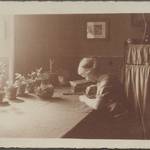 05 Dorothea Milde bei der Bearbeitung einer Druckplatte, um 1915, Gleimhaus.jpg