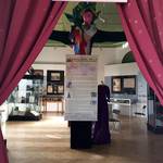 Blick in die aktuelle Sonderausstellung %u201EAlles Theater%u201C mit dem Museumsdrachen