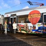 v. l. n. r.: Oberbürgermeister Daniel Szarata, Nancy Wesemeier (Stadtmarketingleiterin Halberstadt), Anna Vassilev (IdeenGut), Melanie Kischel und Geschäftsführer Christian Mokosch (NOSA) sowie HVG-Geschäftsführerin Claudia Stein freuen sich über die neugestaltete Straßenbahn „Burchard I.“.