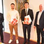 Feuerwehrchef Ingo Wetzel, die Brandmeisteranwärter Maximilian Ley und Lukas Handel sowie der stellv. Oberbürgermeister Thomas Rimpler nach der Übergabe der Ernennungsurkunden dsc 6091