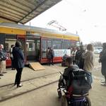 Interessiert versammelten sich Betroffene und Interessenverbände auf dem Gelände der Halberstäd-ter Verkehrs-GmbH (HVG), um einen weiteren Schritt in Richtung barrierefreien öffentlichen Nahver-kehrs zu gehen.
